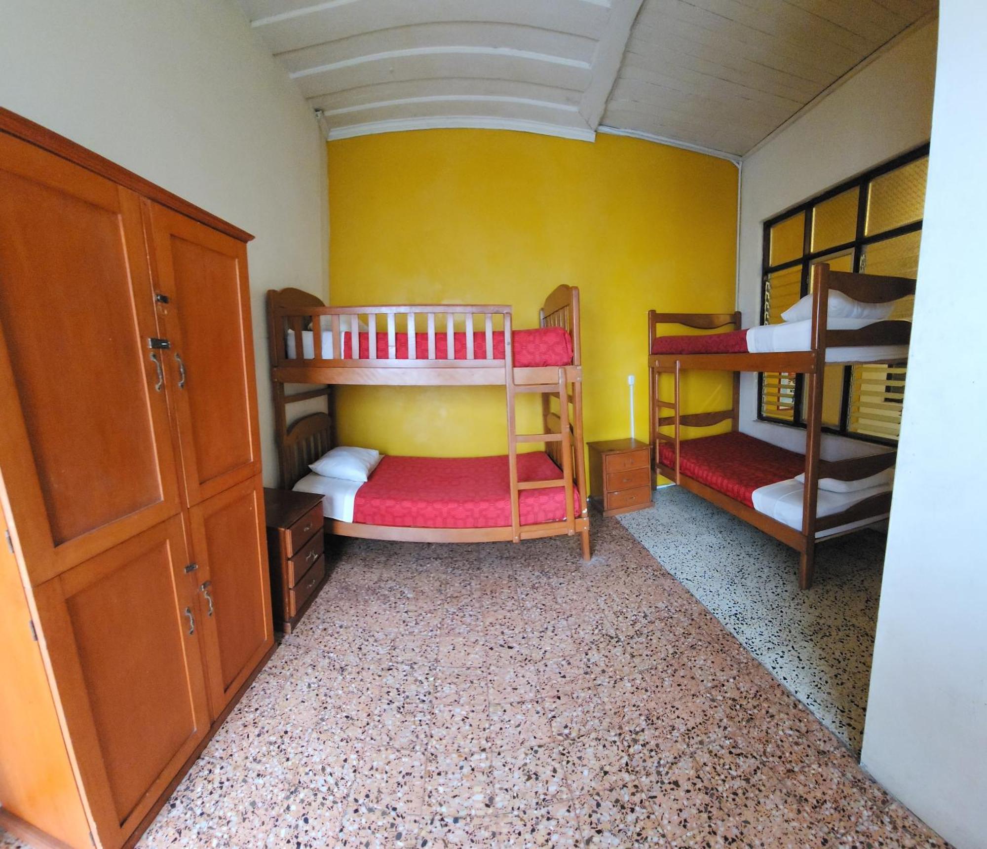 Flying Dog Hostel Iquitos Eksteriør bilde